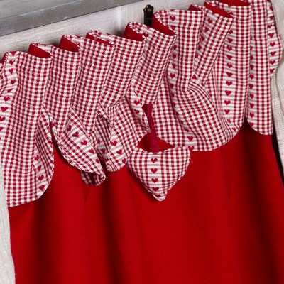 Rideau sous-évier en lin rouge, tête de rideau en carreaux vichy rouge et blanc avec motif cœur. Style charmant et chaleureux.